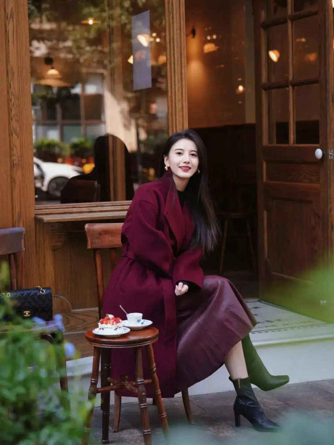 Trót mua áo khoác đỏ diện Tết, đây là 8 cách phối đồ giúp bạn khỏi lo amp;#34;sếnamp;#34;, càng mặc càng sang - 6