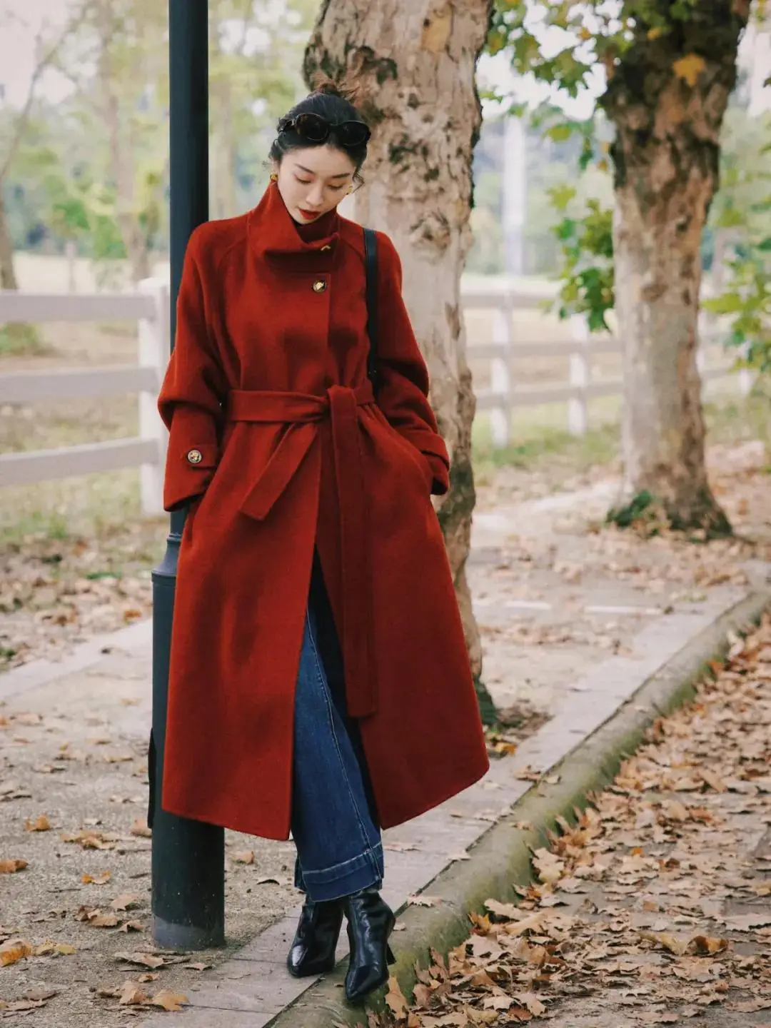 Trót mua áo khoác đỏ diện Tết, đây là 8 cách phối đồ giúp bạn khỏi lo amp;#34;sếnamp;#34;, càng mặc càng sang - 2