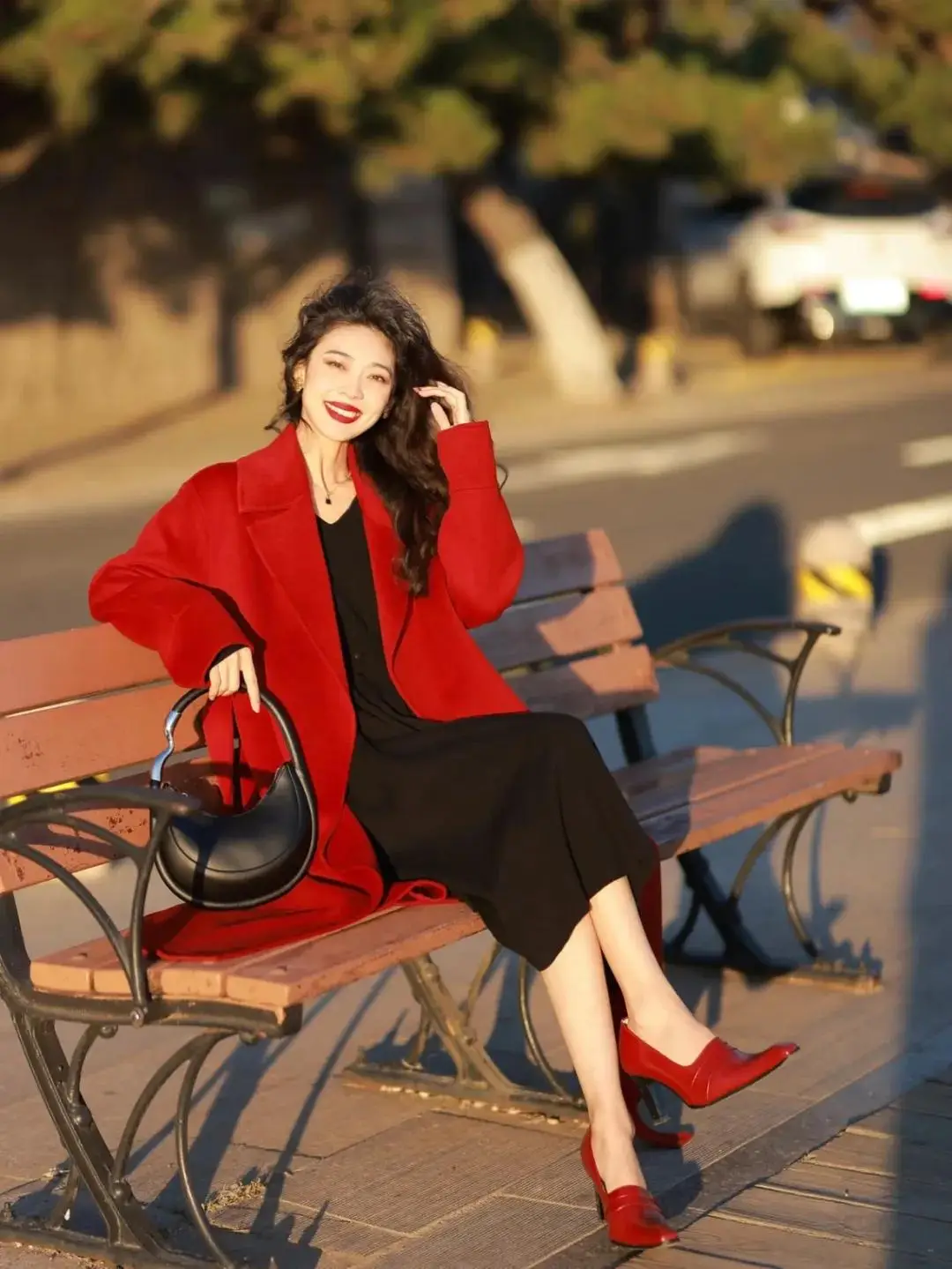 Trót mua áo khoác đỏ diện Tết, đây là 8 cách phối đồ giúp bạn khỏi lo amp;#34;sếnamp;#34;, càng mặc càng sang - 1