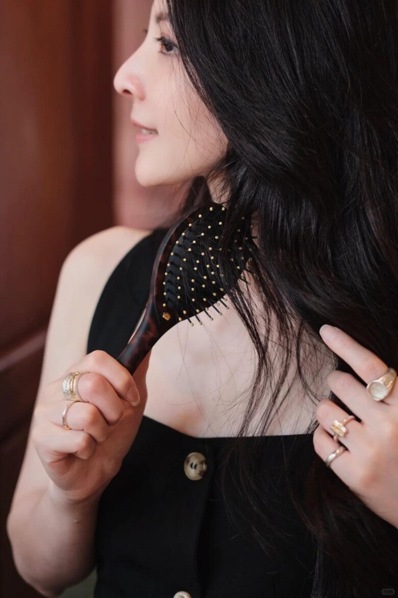 Không cần tới salon tóc, chị em làm thêm bước này trước khi ngủ giúp tóc khỏe từ gốc đến ngọn, mọc ngày càng dày - 3