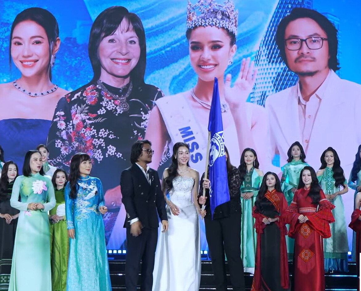 Bà Julia Morley trao quyền đăng cai cuộc thi Miss World lần thứ 73 cho Việt Nam.