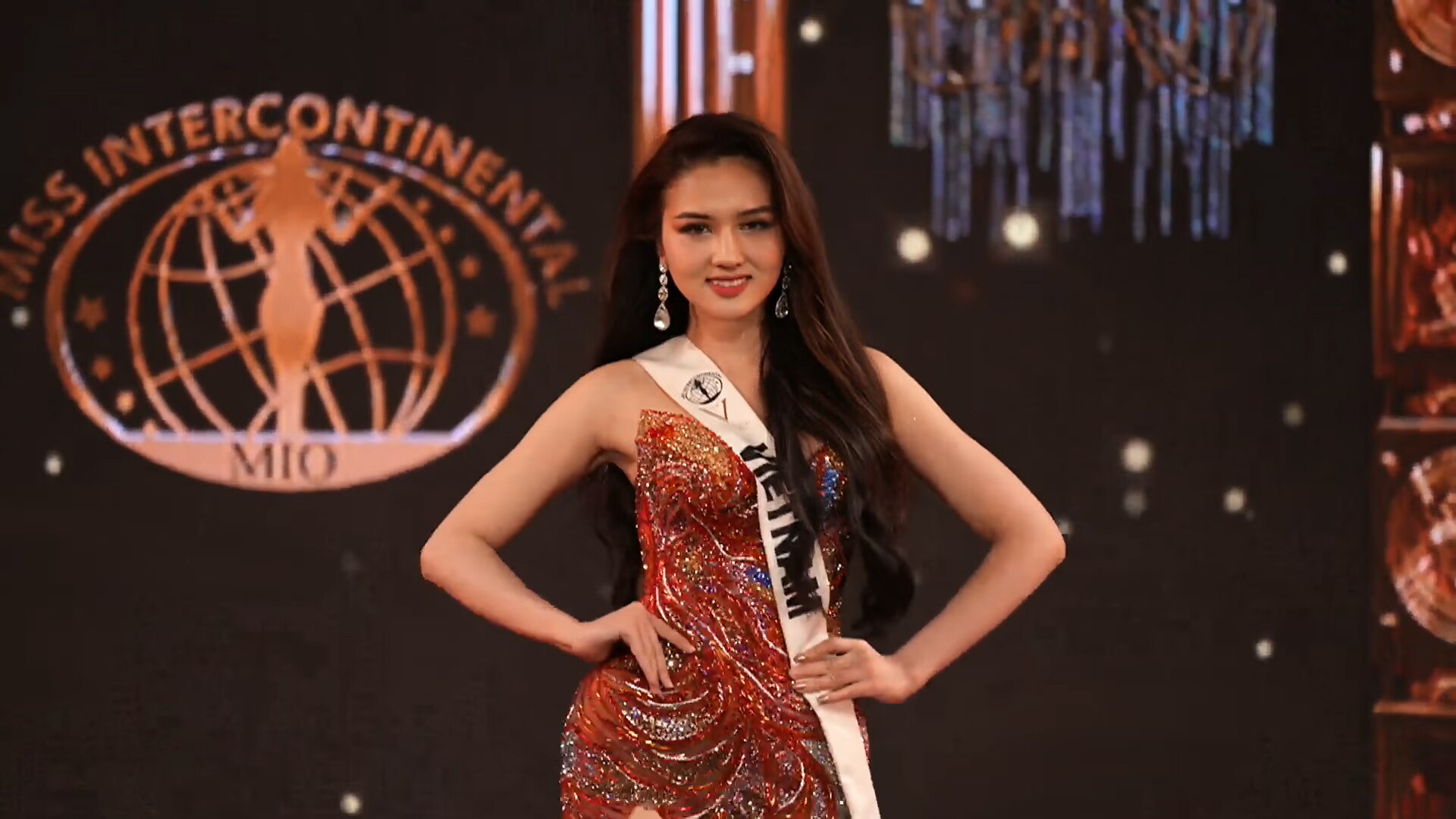 Thu Ngân diện trang phục dạ hội được thiết kế riêng.