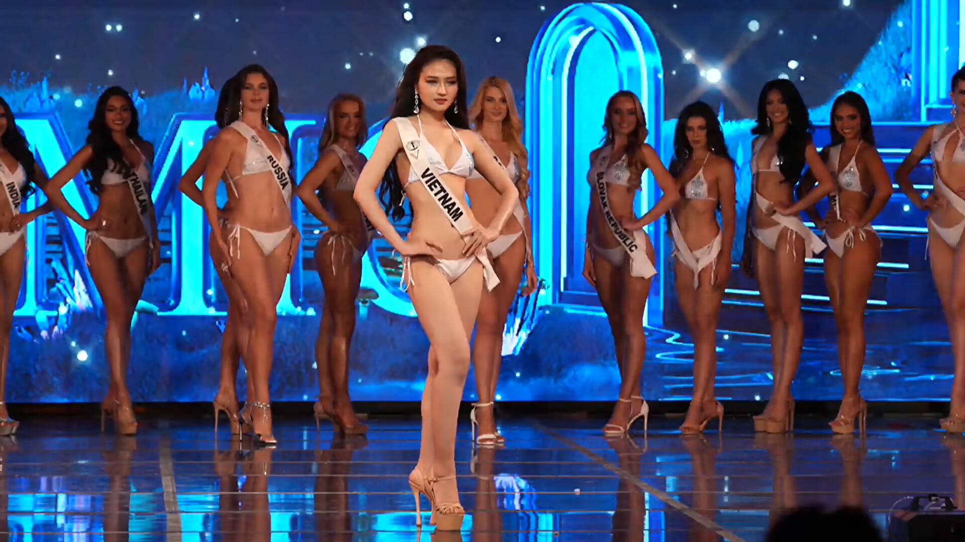 Thu Ngân trình diễn áo tắm đầy uyển chuyển nhưng gương mặt cô trông khá căng thẳng.