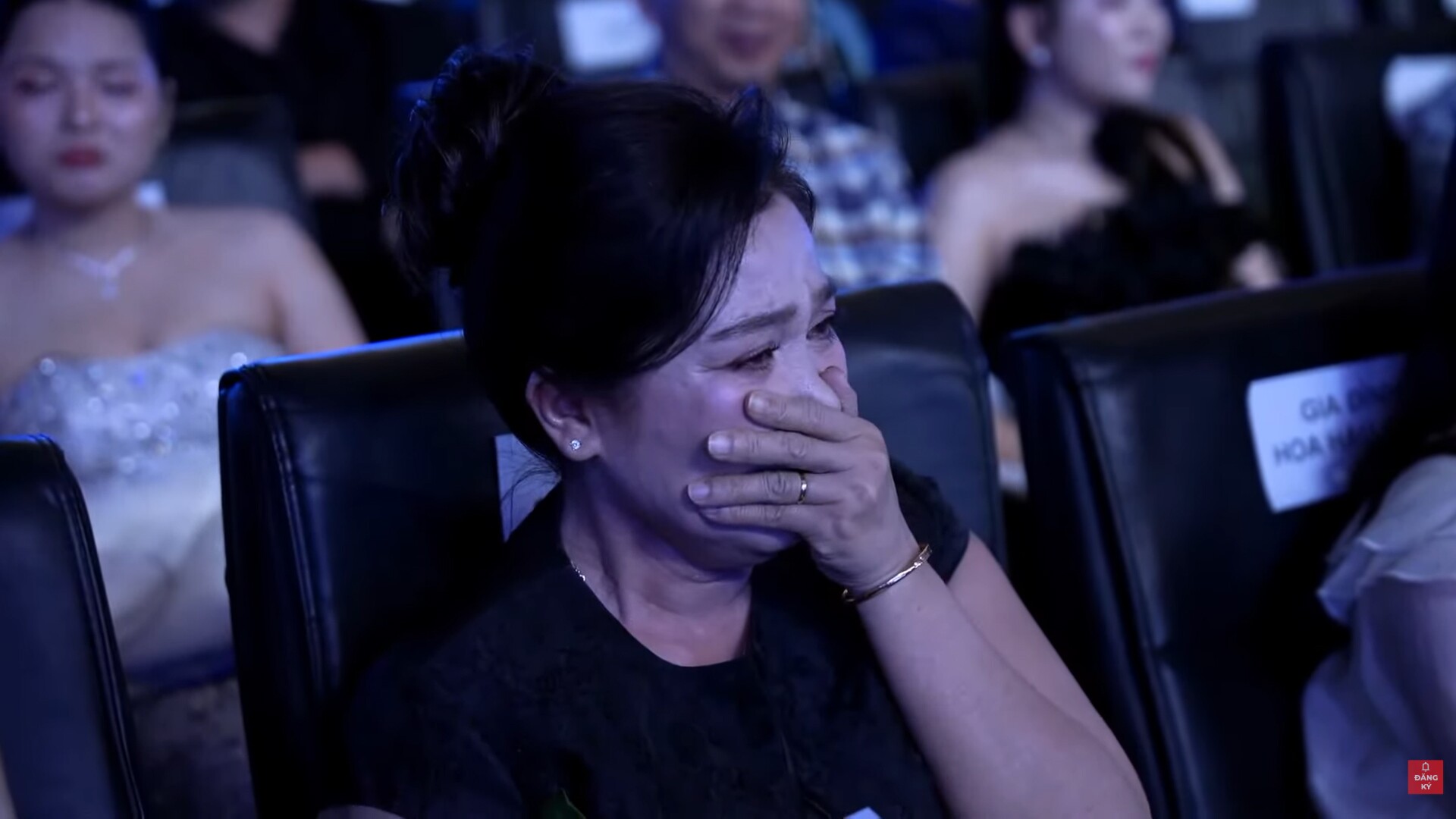 Mẹ Á hậu Minh Kiên bật khóc khi chứng kiến màn Final walk của con gái.
