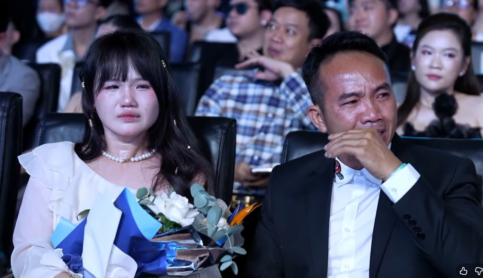 Bố của Hoa hậu Ý Nhi lau nước mắt khi chứng kiến con gái đứng trên sân khấu chung kết.