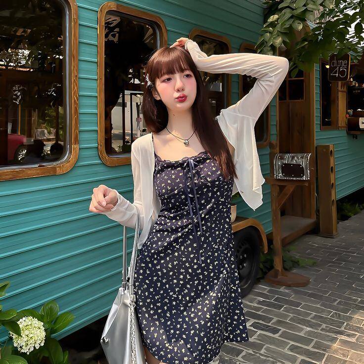 Đi cafe hay mua sắm, xem phim cùng bạn bè, chị em mix váy hoa cùng áo khoác mỏng nhẹ vừa giúp chống nắng lại giảm bớt lạnh khi ở trong phòng điều hòa.