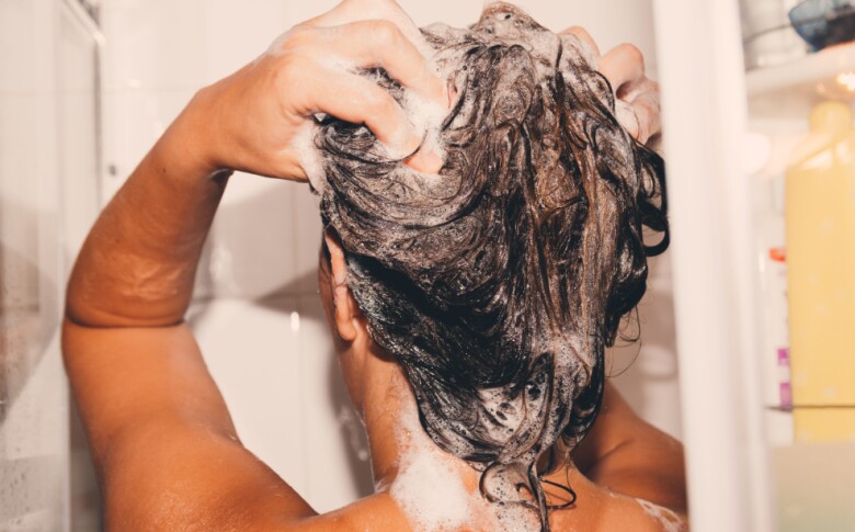 3 sai lầm khi gội đầu mùa đông khiến tóc xẹp lép dính sát da đầu, đổi sang cách này tóc bồng bềnh như mây - 2