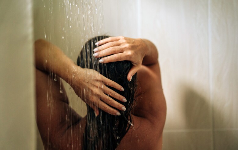 3 sai lầm khi gội đầu mùa đông khiến tóc xẹp lép dính sát da đầu, đổi sang cách này tóc bồng bềnh như mây - 1