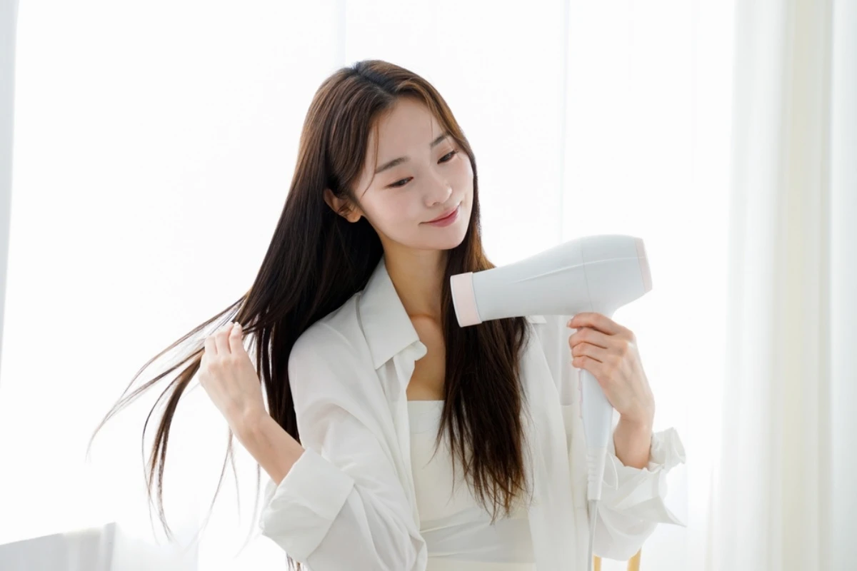 Vì sao gội đầu ở tiệm để 3 ngày vẫn sạch, gội ở nhà lại nhanh bết? Bí quyết nằm ở điều ít ai chú ý - 6