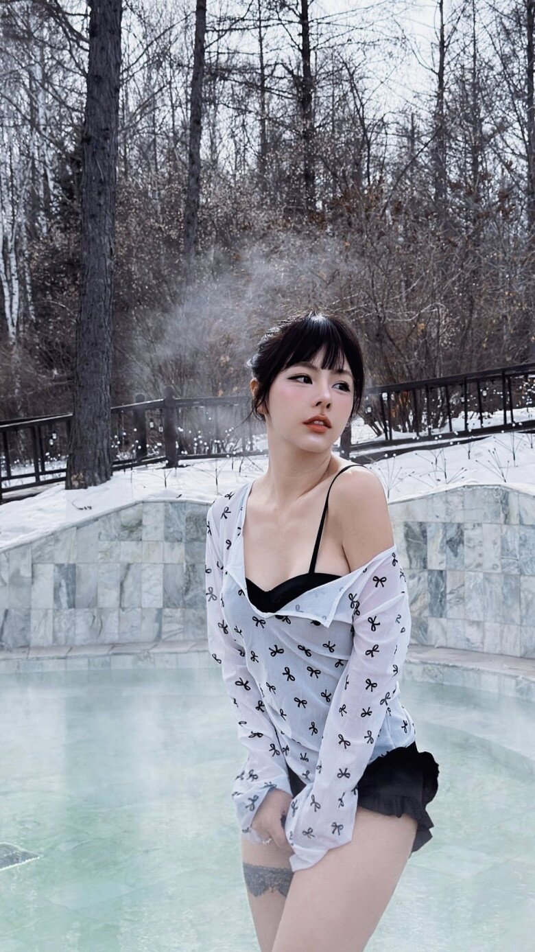 Nữ MC Bạch Lan Phương khoe vẻ đẹp quyến rũ, nóng bỏng giữa trời tuyết lạnh giá.