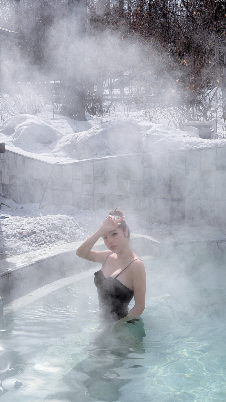 Bất chấp thời tiết lạnh, bà mẹ 2 con tự tin khoe body nuột nà với vòng 1 căng tràn.