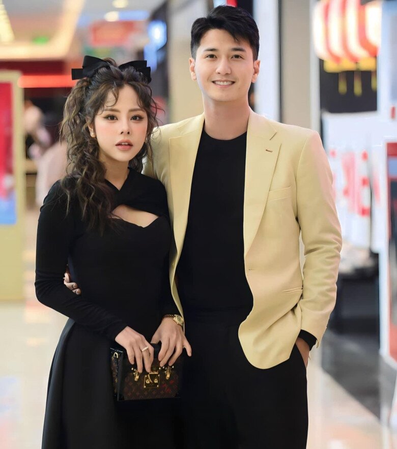 Dù bị gièm pha vì sự chênh lệch nhau tới 6 tuổi song cặp đôi vẫn luôn mặn nồng, tình cảm.