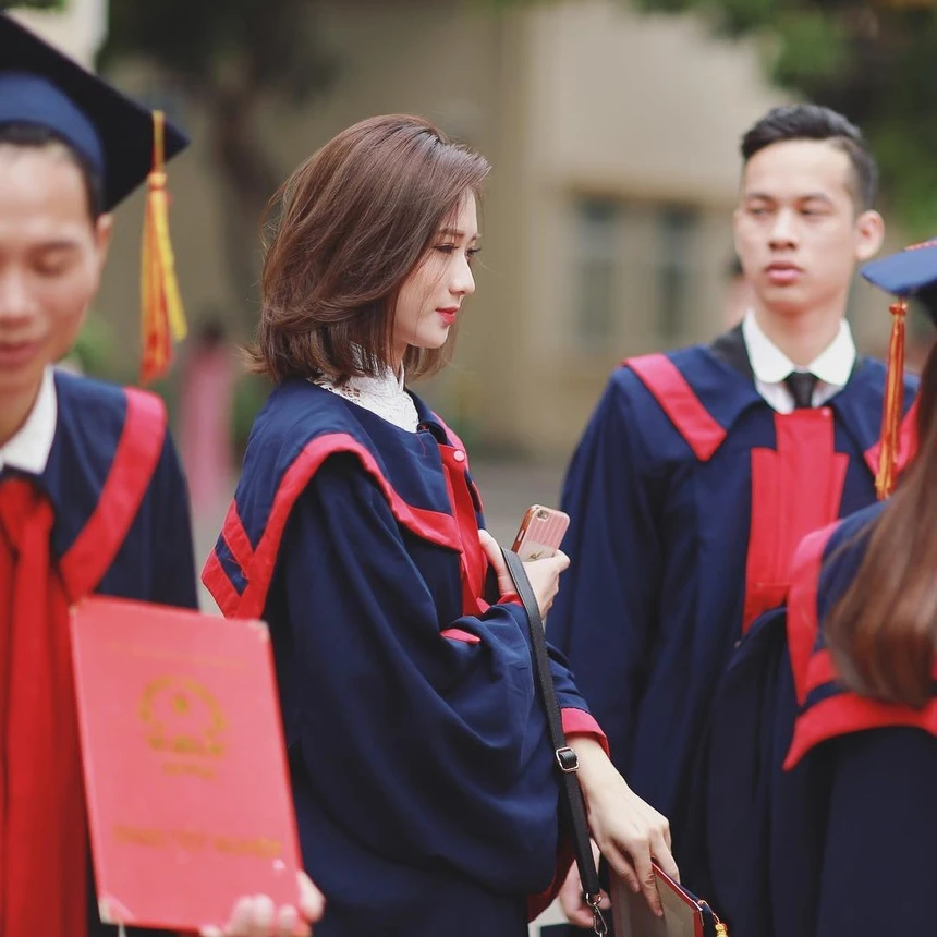 Nhan sắc amp;#34;hot girl bế giảngamp;#34; được chú ý nhất hiện nay: Là vợ nam rapper đình đám, đẻ 2 con vẫn đẹp như gái còn son - 5