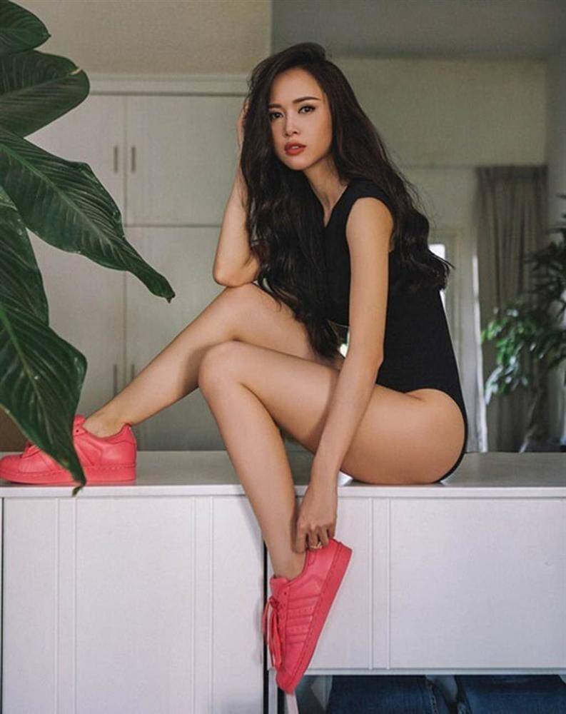 Cô nàng yêu thích những bộ bikini một mảnh cắt khoét cao tới eo.