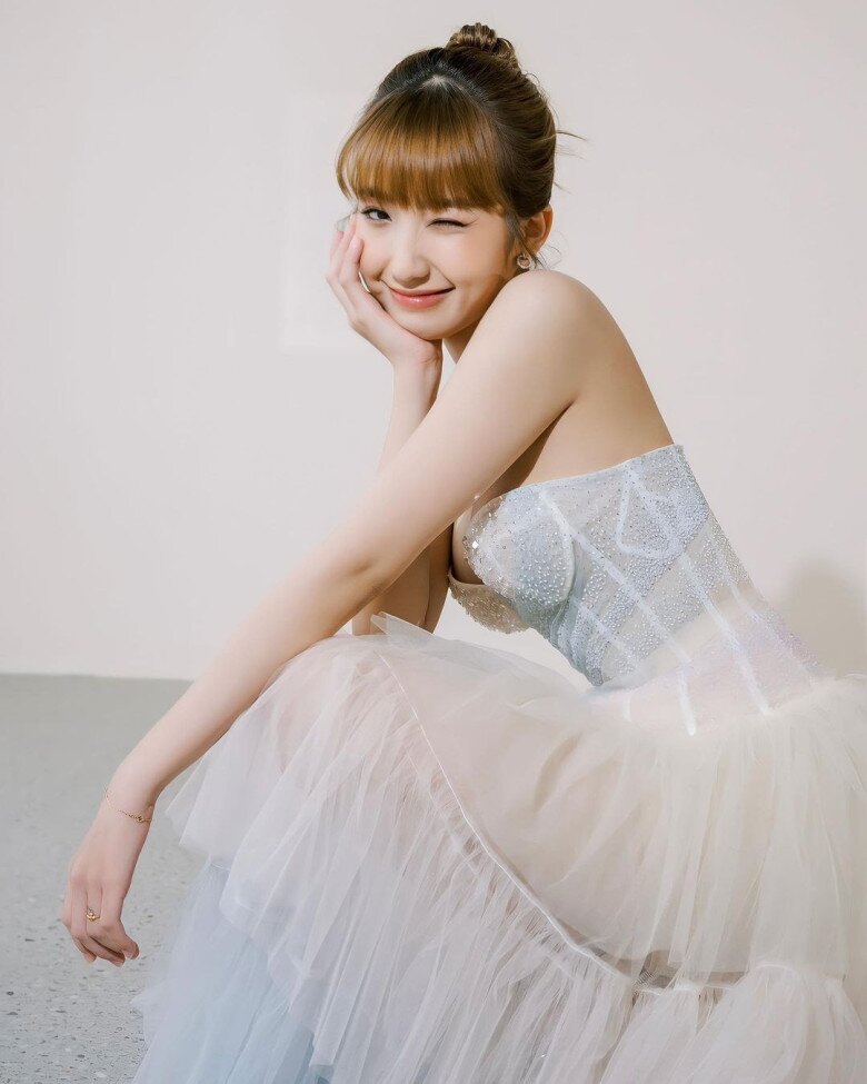 Khánh Huyền nổi tiếng trên mạng xã hội, cô có hơn 7,3 triệu người theo dõi trên TikTok và 2,6 triệu lượt theo dõi trên Instagram.