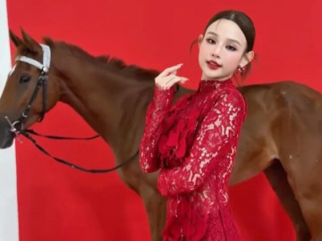 Thời trang - Huyền Baby gây chú ý với concept ngập sắc đỏ "mã đáo thành công"