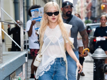 Thời trang - Phong cách đời thường của "cô gái xinh nhất thế giới"