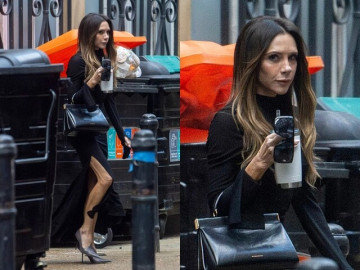 Đẹp - Victoria Beckham lộ chân gân guốc, nhăn nheo khi diện váy xẻ cao