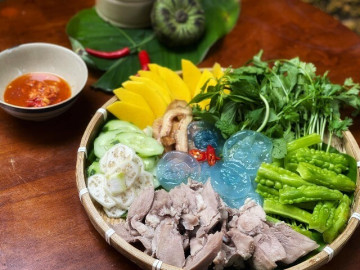 Đặc sản xứ Huế có màu xanh biếc như ngọc, được mệnh danh mỹ vị mùa hè cả năm chỉ có một lần, ai cũng tranh mua