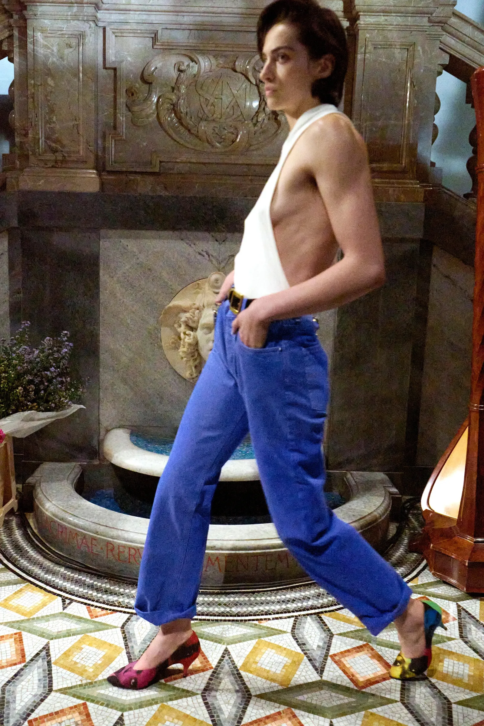 Xuân Hè 2026, quần jeans xanh và đen amp;#34;thất sủngamp;#34;, 5 gam màu này mới là chân ái của hội sành thời trang - 4