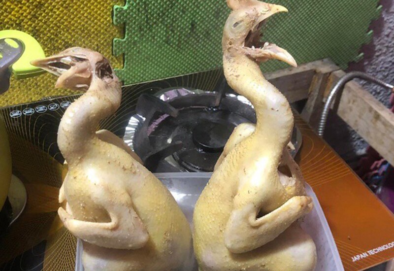 Cứ đến hẹn lại lên, "đặc sản" thảm họa bếp núc lại phủ sóng mạng xã hội với những kiệt tác đi vào lòng đất khiến dân mạng cười ra nước mắt. Nhìn bánh chưng bóng đêm hay gà luộc rách bươm, mới thấy đường vào bếp của chị em còn gian nan hơn cả đường về quê ăn Tết!