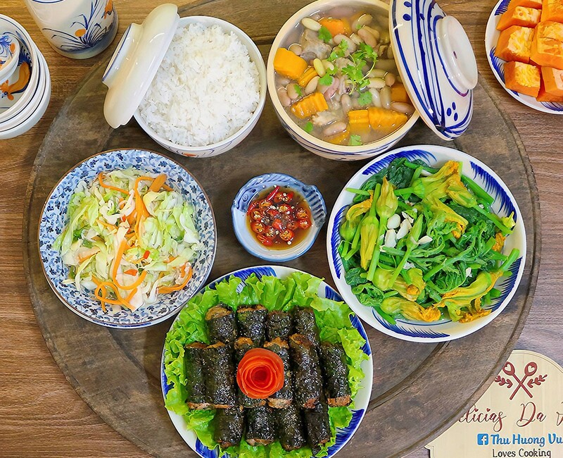 Mâm cơm này gồm các món: chả lá lốt - rau bí xào tỏi - canh sườn hầm đậu trắng - dưa bắp cải - cơm trắng gạo quê - tráng miệng: đu đủ