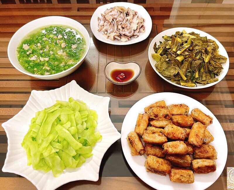 Mâm cơm này gồm các món: Nem rán, sụn luộc, dưa cải, su su xào, canh cải thịt băm (Ảnh: Thu Hằng)