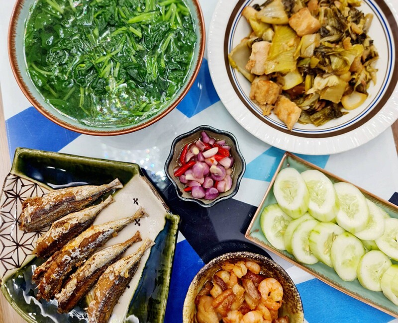 Mâm cơm này gồm các món: Cá nục rán, canh rau cải, dưa cải xào tóp mỡ, dưa chuột, hành muối.