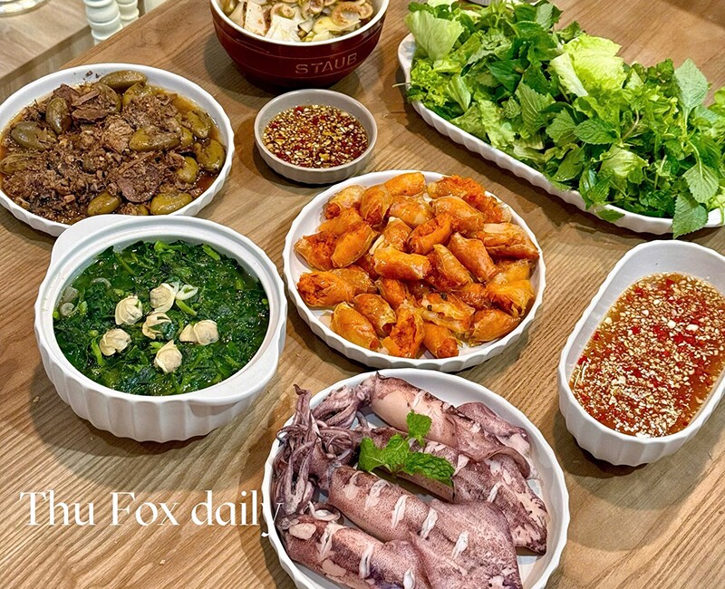 Mâm cơm này gồm các món: Mực hấp, chả ram tôm, canh rau ngao, trám xanh kho (Ảnh: Trương Thu)