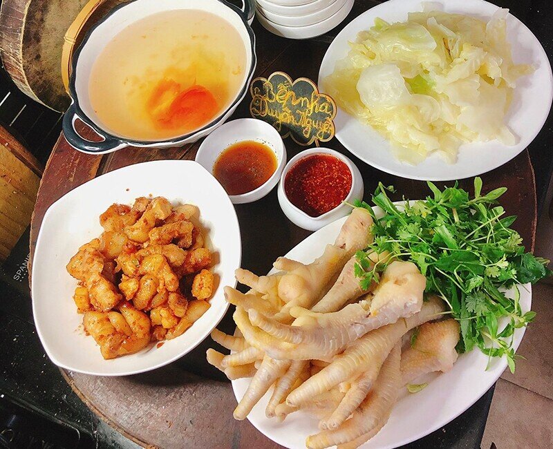 Mâm cơm này gồm các món: - Thịt rang - Chân gà luộc - Bắp cải luộc  