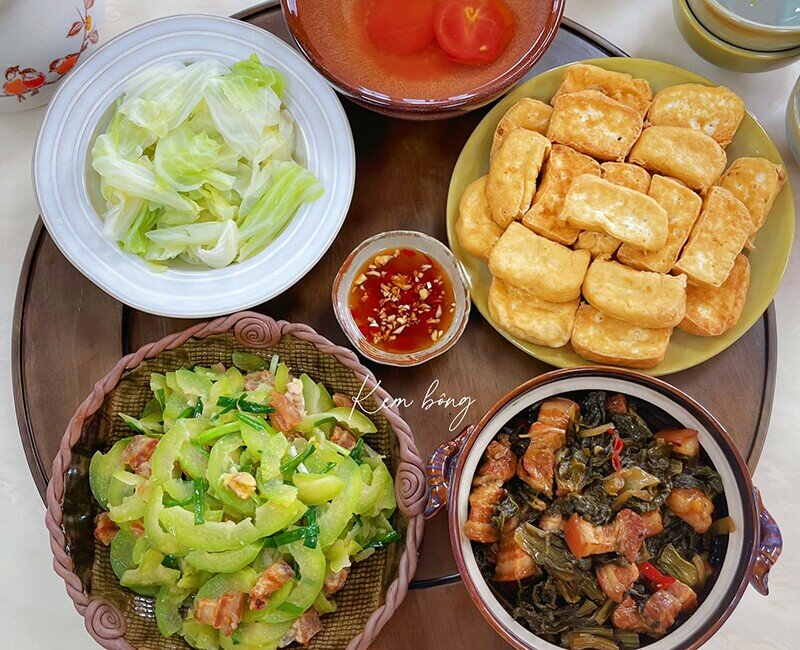 Mâm cơm này gồm các món: - Thịt ba chỉ kho dưa - Bí xào tóp mỡ - Đậu rán - Cải bắp luộc. (Ảnh: Phương Hoa)