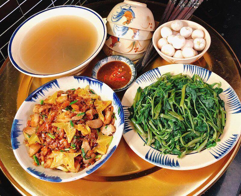 Mâm cơm này gồm các món: - Tép rang tóp mỡ và khế chua - Rau muống luộc - Cà pháo muối - Canh rau muống luộc. (Ảnh: Thùy Duyên)