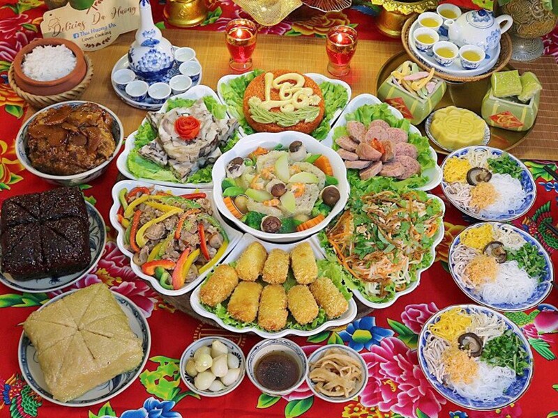 Mâm cỗ cúng Rằm tháng Giêng này gồm các món: Canh bóng thập cẩm, nem hải sản, giò xào, bê xào ớt chuông,  nem chua, nộm bò, bún thang, bánh chưng mật, bánh chưng... (Ảnh: Vũ Thu Hương)