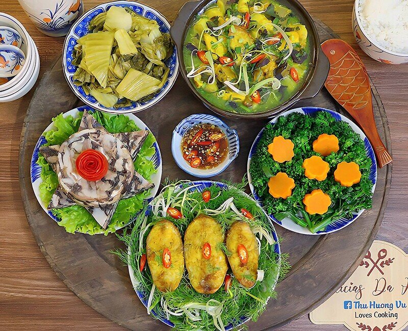 Mâm cơm này gồm các món: cá lăng nướng - cá lăng om chuối đậu - giò xào - dưa cải muối - súp lơ xanh baby luộc - cơm trắng (Ảnh: Vũ Thu Hương)