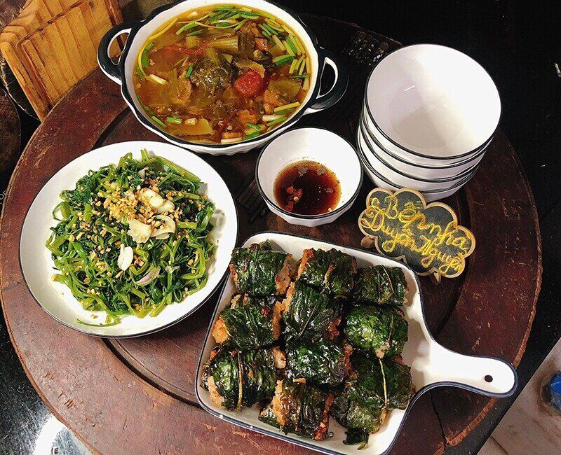 Mâm cơm này gồm các món: Thịt cuốn lá sương sông - Rau muống xào tỏi - Canh dưa nấu thịt bò. (Ảnh Thùy Duyên)