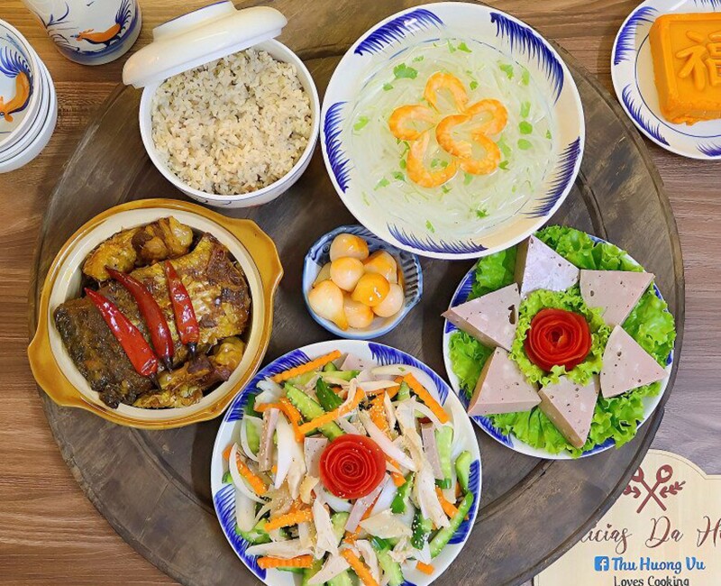 Mâm cơm này gồm các món: Cá kho riềng, nộm giò, giò bò, canh su hào nấu tôm.
