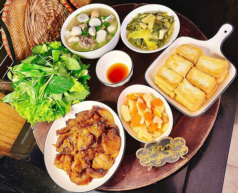 Mâm cơm này gồm các món: - Thịt ba rọi nướng riềng mẻ - Đậu phụ chiên - Canh khoai sọ nấu sườn (Ảnh: Thùy Duyên)