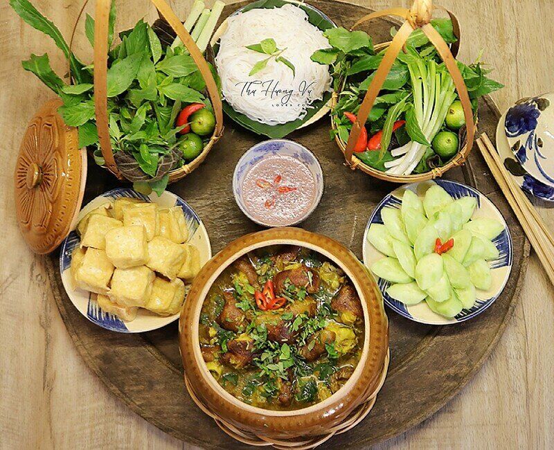 Mâm cơm này gồm các món: canh chua cá lăng, trứng tráng thịt, xúc xích chiên. (Ảnh: Thu Hương)