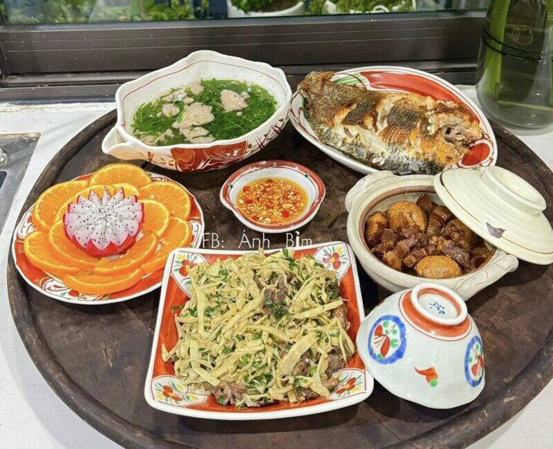 Mâm cơm này gồm các món: Cá rán, thịt kho, măng xào, canh cua. (Ảnh: Mai Ánh)