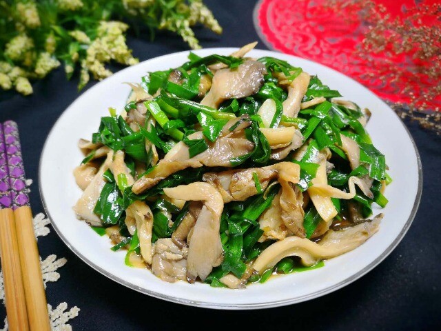 Loại rau này giá rẻ nhưng là thuốc bổ gan tự nhiên, xào nấm ăn vào rất tốt cho sức khỏe lại ngon