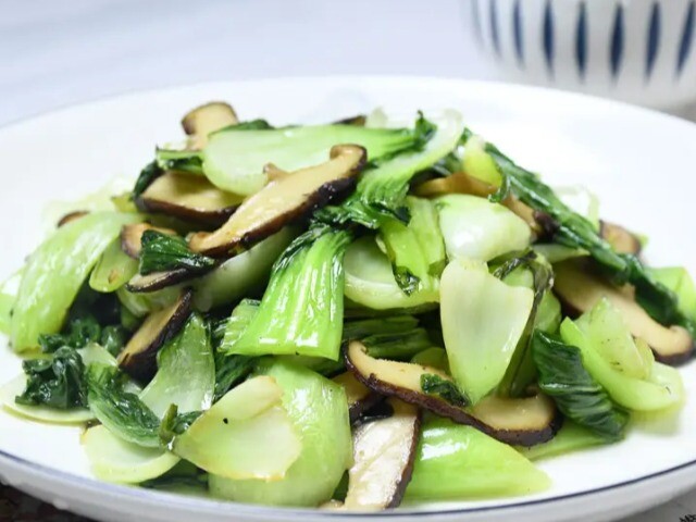 Loại rau mệnh danh là vua canxi, giúp xương chắc khỏe, tăng sức đề kháng đem xào với nấm được món ăn bổ dưỡng