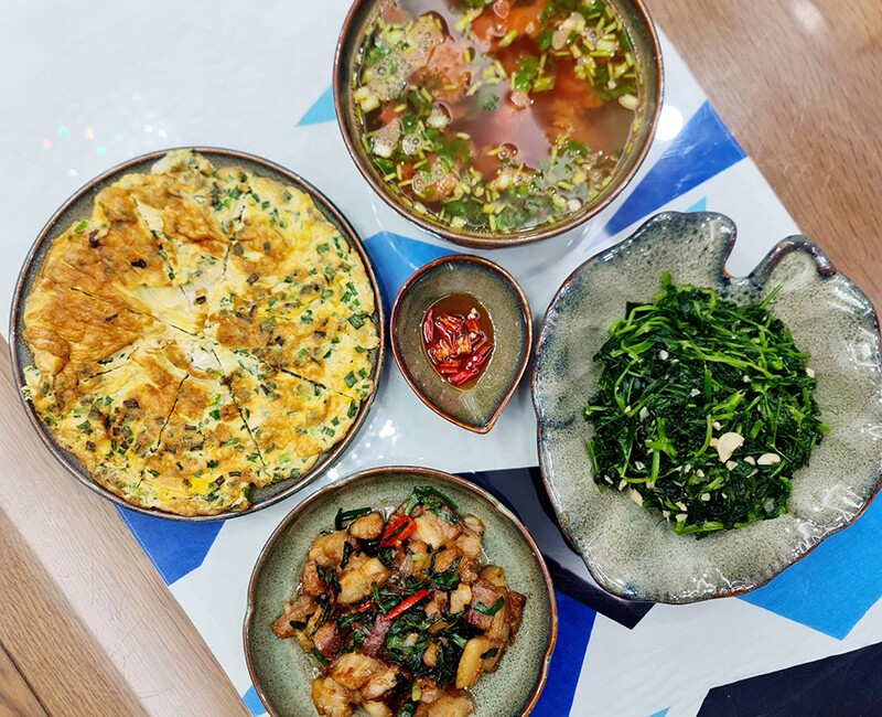 Mâm cơm này gồm các món: Thịt ba chỉ rang cháy cạnh
- Trứng rán
- Rau đậu Hà Lan xào tỏi
- Canh thịt băm nấu chua (Ảnh: Hải Trang)