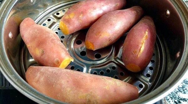 Hấp khoai lang đừng cho thẳng vào nồi, thêm bước này khoai ngon ngọt bất ngờ - 3