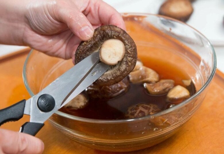Rửa nấm hương khô dùng nước nóng hay lạnh thì hiệu quả, sau 30 năm tôi mới biết đâu là cách làm đúng - 1