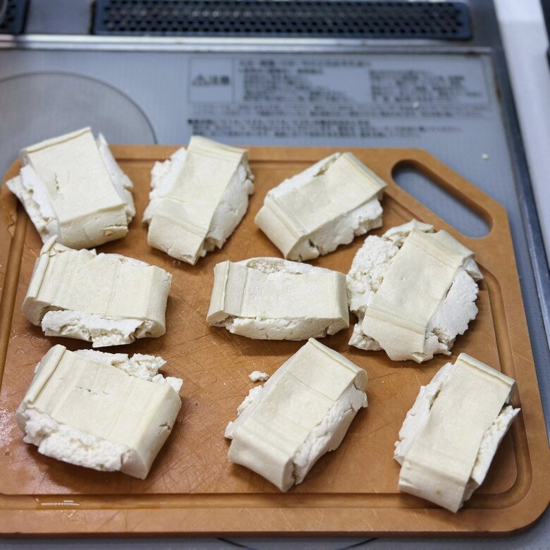 Đậu phụ được ấn dẹt trước khi đem rán (Ảnh: Thanh Huệ)