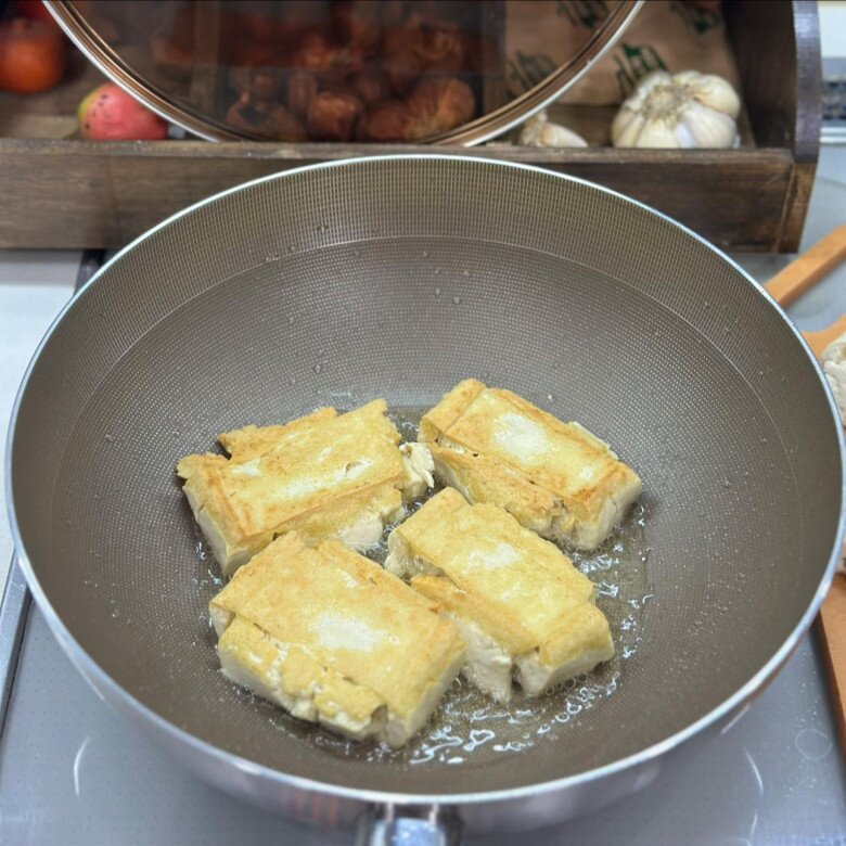 Đậu phụ ấn dẹt nên dầu và nhiệt ngấm đều nên rất giòn (Ảnh: Thanh Huệ).