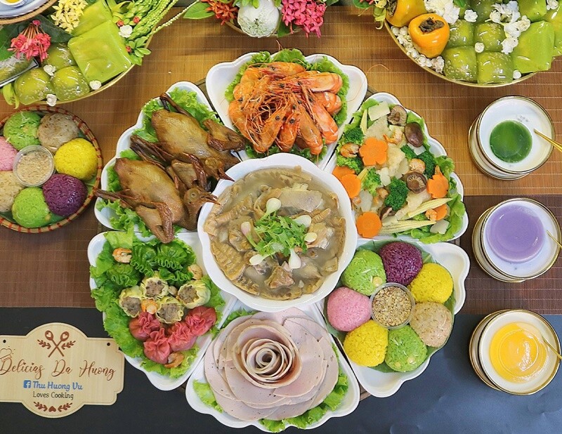 Mâm cỗ này gồm các món: Giò lụa, xôi ngũ sắc, xíu mại, tôm hấp, chim quay, súp lơ xào thập cẩm, canh măng khô...  (Ảnh: Vũ Thu Hương)