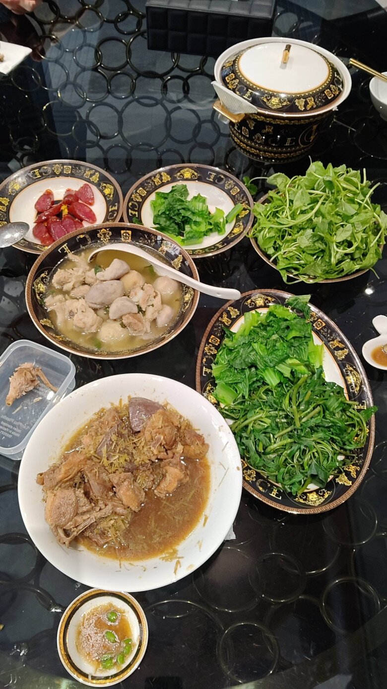 Mâm cơm sáng của gia đình nữ nghệ sĩ được bày biện trên bộ bát đĩa họa tiết cổ điển sang trọng nhưng món ăn lại vô cùng giản dị, gần gũi với món chính vịt kho sả, bên cạnh đó là canh khoai, rau má tươi và rau luộc, nước chấm lạp xưởng. Nhạc sĩ Hoài Phương cũng ăn theo vợ. Câu đùa tinh tế của ông xã Việt Hương không chỉ khiến fan cười ngất mà còn cho thấy bí quyết giữ gìn hạnh phúc gia đình đơn giản là sự thấu hiểu và sẻ chia, bắt đầu từ ngay chính mâm cơm mỗi sáng.