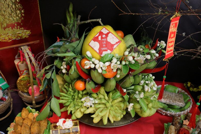 Mâm ngũ quả không chỉ góp phần làm đẹp không gian thờ cúng, mâm ngũ quả còn mang giá trị phong thủy, tín ngưỡng và triết lý sâu sắc về đời sống (Ảnh: Vũ Thu Hương).