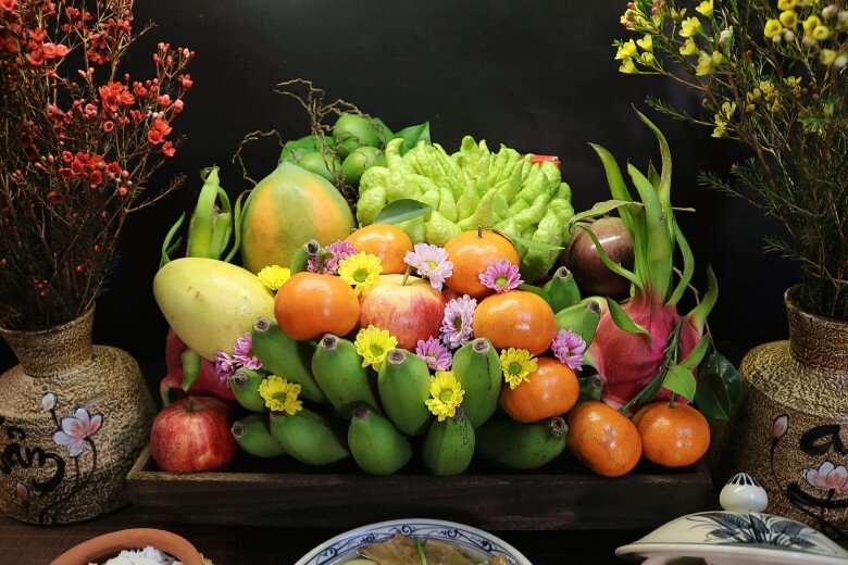 Mâm ngũ quả miền Bắc được chuẩn bị khá công phu, chú ý đến ý nghĩa phong thủy cũng như sự hài hòa về màu sắc, hình dáng (Ảnh: Vũ Thu Hương).